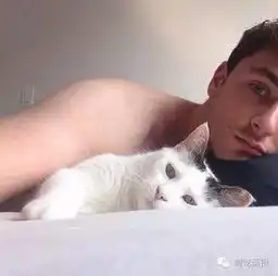 加拿大帅医生和囧猫的自拍照最近火起来了