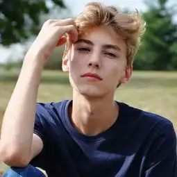 这个小哥哥是谁