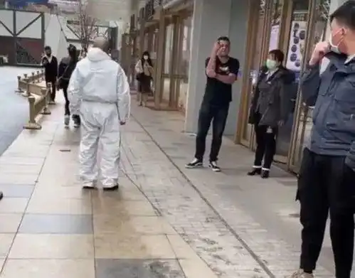 殴打护士防疫人员拒绝隔离老外超国民待遇可以休矣