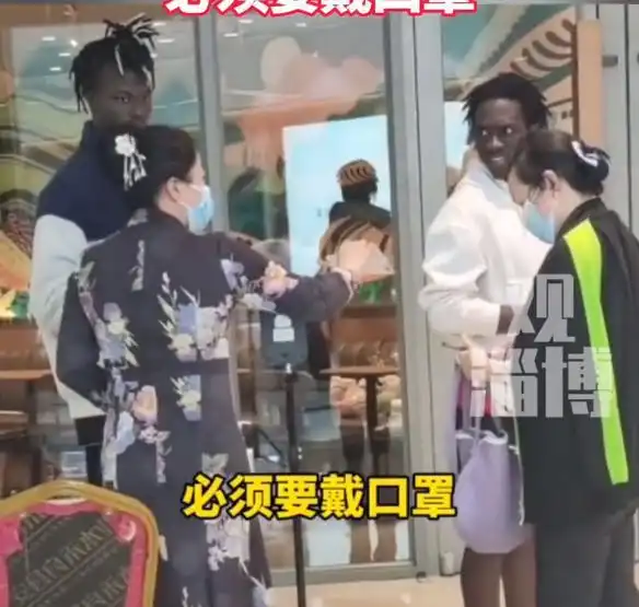 杭州俩外籍男子逛商场,不戴口罩就往里进,被现场人员气场震慑