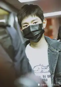 王源好不容易刚了衣服图案暴露内心,粉丝好可爱的男孩