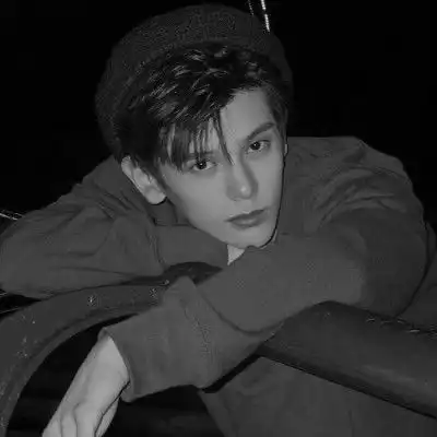 2020最新小清新男头黑白你在看孤独的风景