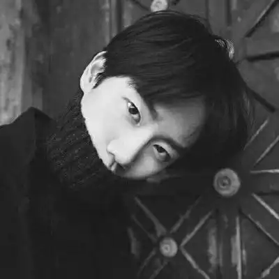 精致酷酷高冷风黑白男头像