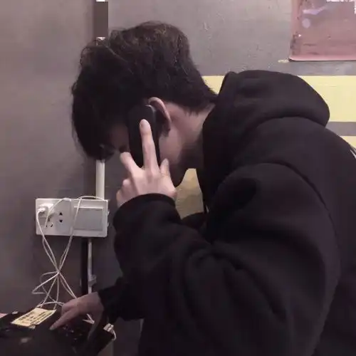 男生头像我的焦虑源于我过度的快乐