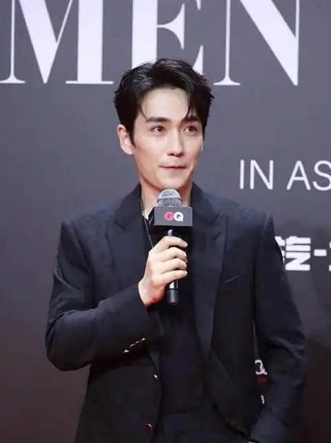 男星红毯比造型,李现穿西装打领结显沉稳,蔡徐坤的打扮很亮眼