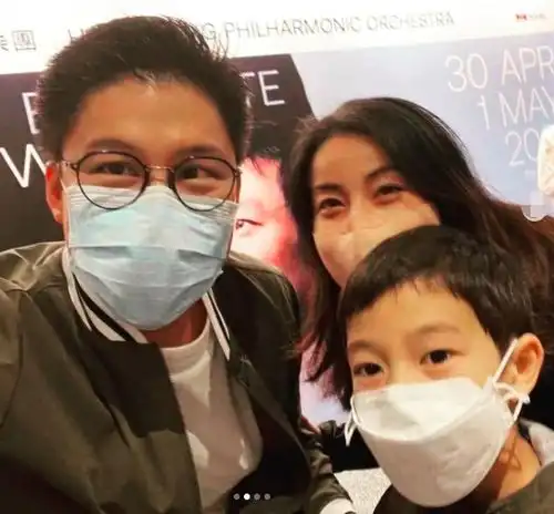 郭晶晶夫妇带长子外出,儿子双手插兜很冷酷,霍启刚为其跪地拍照