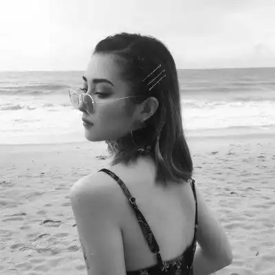 侧脸黑白女头像高冷网图女生孤独伤感头像