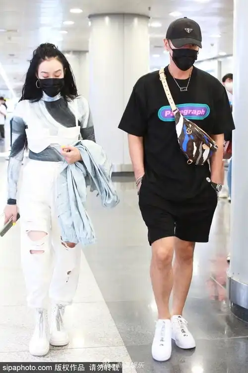 组图钟丽缇内衣外穿配破洞裤玩时尚与张伦硕并排走酷范儿足