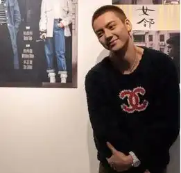 34岁陈伟霆晒庆生照,双手闭眼许愿的样子,像极了邻家男孩