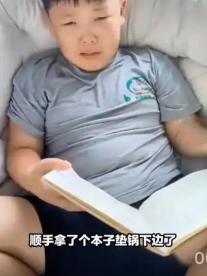 男孩暑假作业被爸爸泡面烫没了,当场大哭,妈妈用妙招恢复