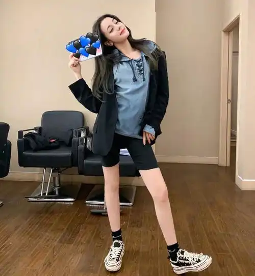 继杨幂之后,迪丽热巴也穿上自行车裤了,这脸这腿,慕了