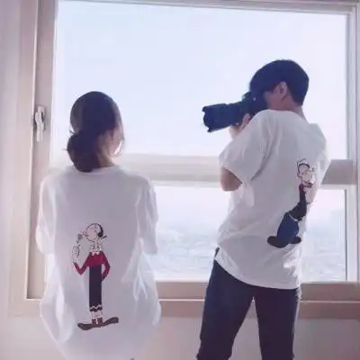 一男一女甜蜜秀恩爱亲吻头像