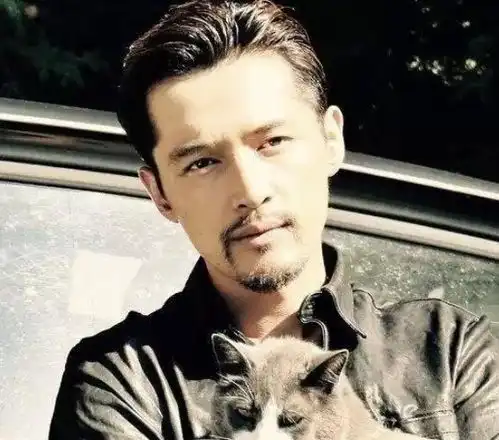 男星留胡子堪比整容,王宝强帅到巅峰,陈坤像换了一张脸