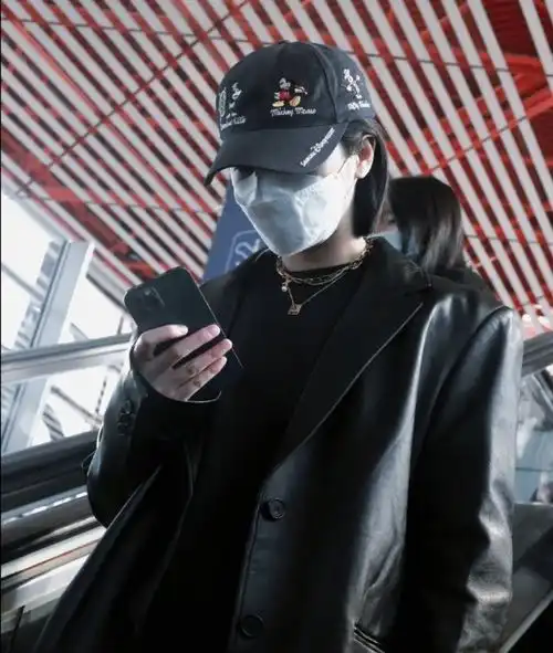 周雨彤短发男友风皮衣扮演路人松松垮垮不秀身材,差点没认出来