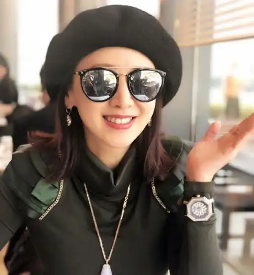 她亚姐冠军出道,合作徐峥走红,50岁晒素颜照,看起来像30岁