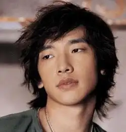 现在男20岁21岁流行什么发型