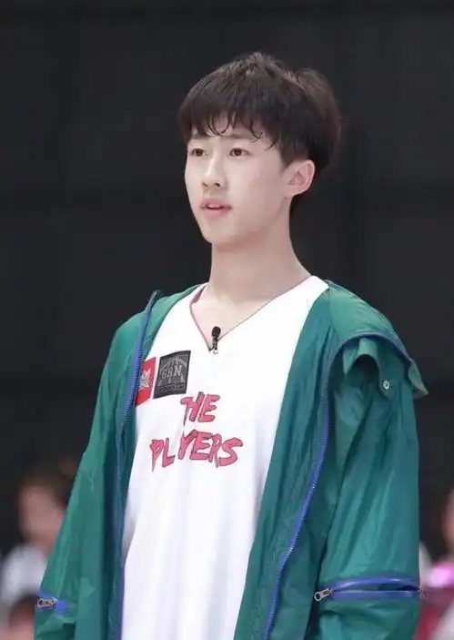 周冬雨参加北电同学聚会,大手笔包大家吃喝,合照时笑出了表情包