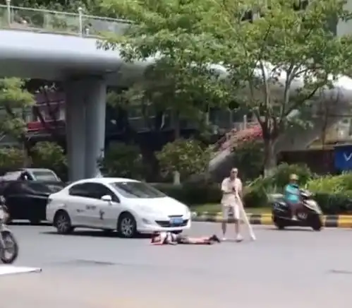 广东一女子无故打砸过往车辆还打人,路过白衣男子5秒将其擒拿