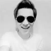 黑墨镜气势如虹