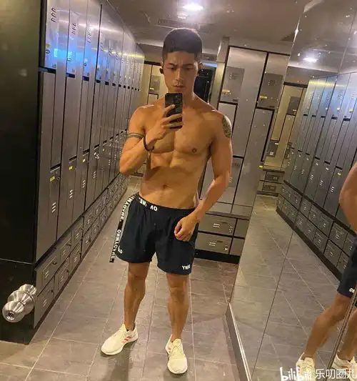 痞帅纹身男的肌肉真扎实,胸肌腹肌臂肌好精壮,人鱼线很性感