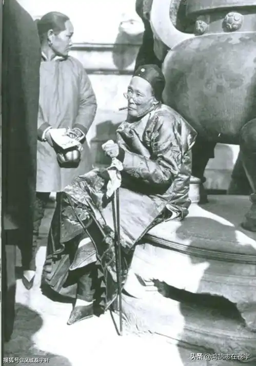 清末老照片,男子拿着团扇娇里娇气,地主婆叼着烟坐姿霸气