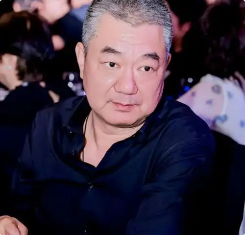 北京这一晚被连红毯都懒得走的陈晓惊艳,剃着光头也难掩盛世美颜