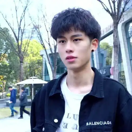 有一说一,这贴身保镖,还挺帅哦