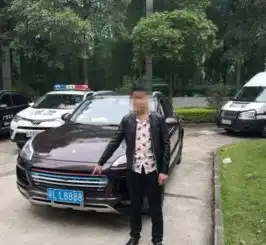 00后男子将众泰改成保时捷套牌粤ll8888