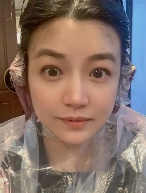 组图38岁陈妍希挑染粉色头发瞪大眼睛怼脸拍颜值能打
