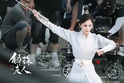 杨幂带火隐形腿身穿黑色打底裤展现麻杆细腿,毫无一丝赘肉感