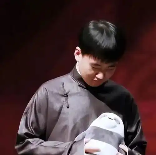 看了28岁郭麒麟的近况,才明白王惠那句生不生孩子决定权在他