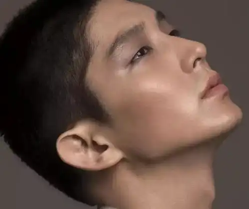 他被称为王的男人,凭一人之力改变全亚洲的审美观,今38岁颜值坍塌