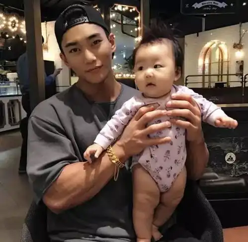 胸肌男脱衣直播吃健身餐,网友直呼肉体比食物更好吃