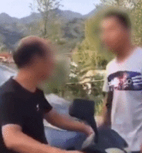 新闻哥想起当年被老师打,中年男人都哭成了孩子