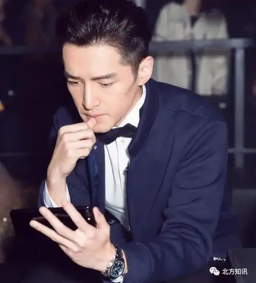 胡歌回母校参加典礼,席间三句话清醒通透,撕开了多少人的遮羞布