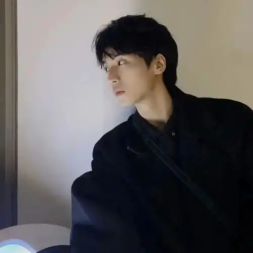 帅气个性真人男头夕阳终归落在你身上你也会快乐一场