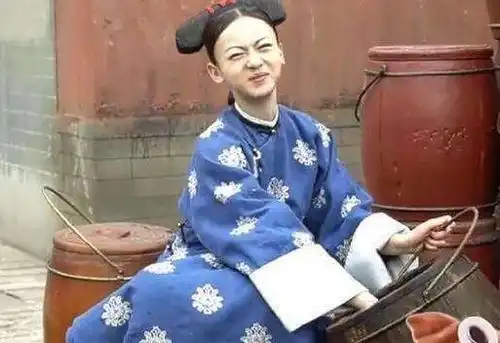 人有三急是憋不住的,可是百年前,路上没女厕,女同志怎么办呢