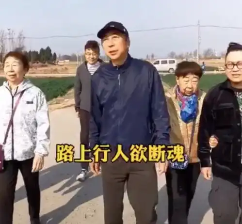 冯巩一家六口过重阳兄弟姐妹如同复制粘贴,被赞冯氏基因太强大