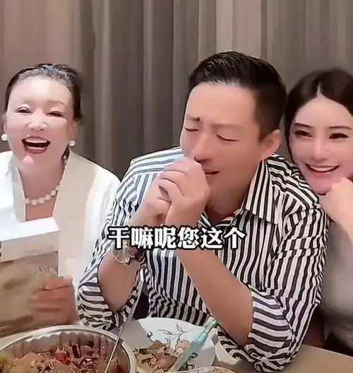 汪小菲一家三口上直播,张兰官宣5个月后当奶奶,马筱梅否认怀孕