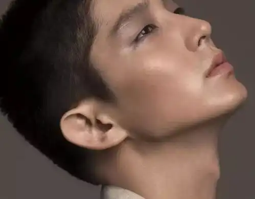 他被称为王的男人,凭一人之力改变全亚洲的审美观,今38岁风光不再