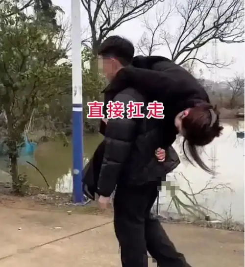 湖南男子相亲,男友力爆棚,扛起女子就走,女子太不稳重