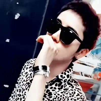 戴眼镜系男生头像