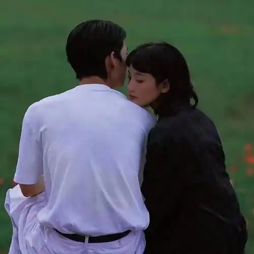 情侣头像要陪在值得的人身边一年又一年