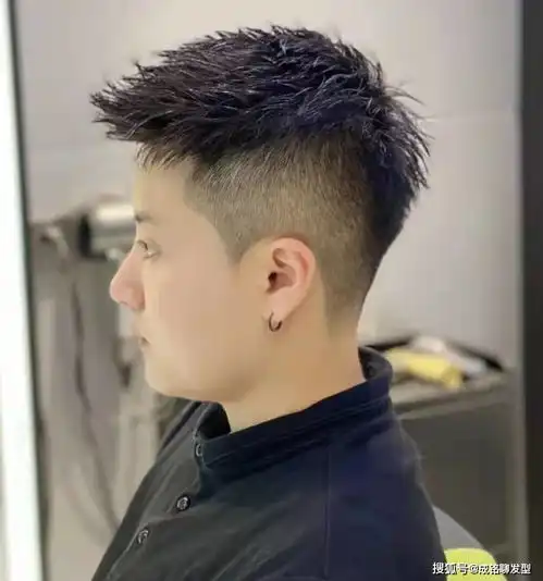 三款干练的男生短发,两边剪短中间打薄,精干利落又阳光帅气