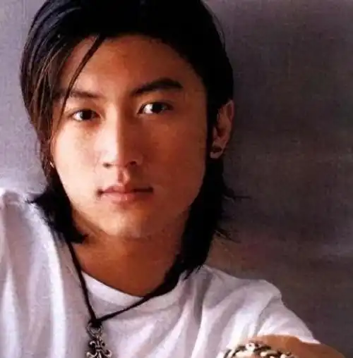 谢霆锋突然官宣喜讯,全网炸了网友恭喜啊这一天等到了