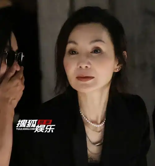 当45岁秦岚跟59岁张曼玉站在一起,我才彻底明白,什么叫顶级自律