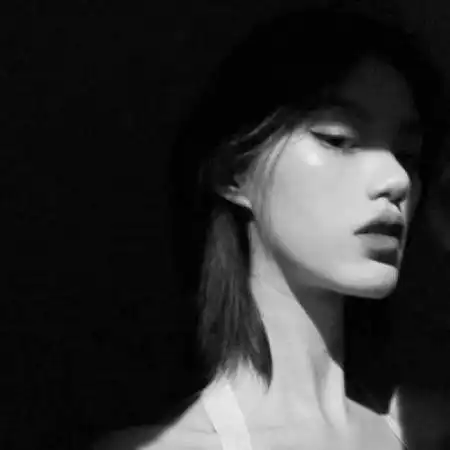 微信黑白女生颓废伤感头像,浪漫和极端都还给你