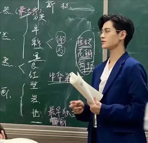 大学男教师因神似任嘉伦走红,被扒是网红摆拍,网友底线呢