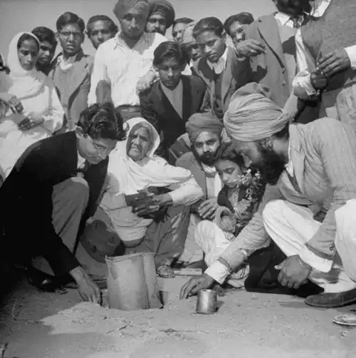 圣雄甘地老照片修炼禁欲长期与少女同眠共浴,死后多名妇女殉葬