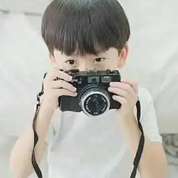 一个小男孩拿着相机的情侣头像我想要另一张